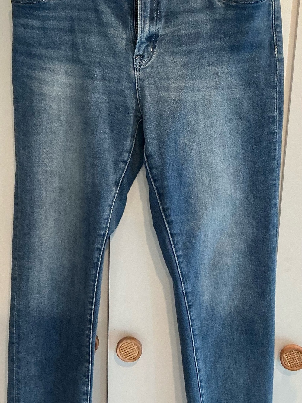 Women's Straight Leg Jeans in Medium Blue Wash